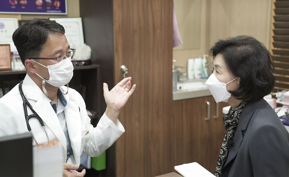 지영미 질병관리청장이 2일 서울 마포구 연세우리내과의원에서 코로나19 신규 백신(화이자 XBB.1.5)과 인플루엔자 백신 동시 접종 전 진료를 받고 있다.