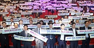 조재호 농촌진흥청장이 1일 전북 전주시 농촌진흥청 본청에서 열린 ‘제50회 한국 4-에이치(H) 중앙경진대회’ 개회식에서 참석자들과 비전 퍼포먼스를 하고 있다.