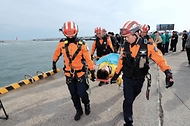6일 울산 남구 울산신항 용연부두에서 열린 ‘READY Korea 2차 훈련(해양사고 복합재난)’에서 해양경찰 및 소방관들이 합동 구조활동을 하고 있다.