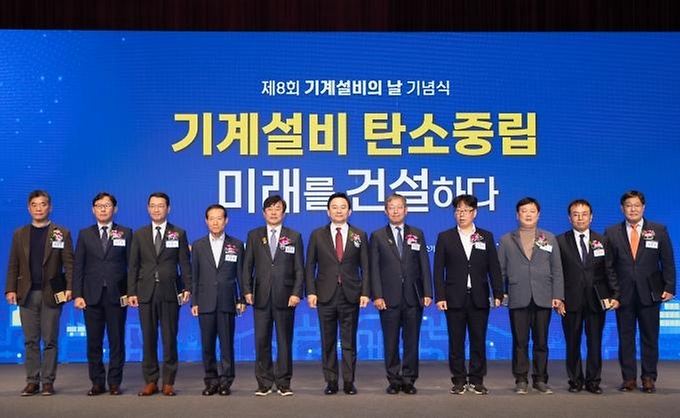 원희룡 국토교통부 장관이 8일 서울 영등포구 63컨벤션센터에서 열린 ‘제8회 기계설비의 날’ 기념식에서 참석자들과 기념촬영을 하고 있다.