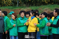 김건희 여사가 7일 전남 고흥군 유자체험농장에 방문해 고흥군새마을회·부녀회원들과 대화하고 있다.