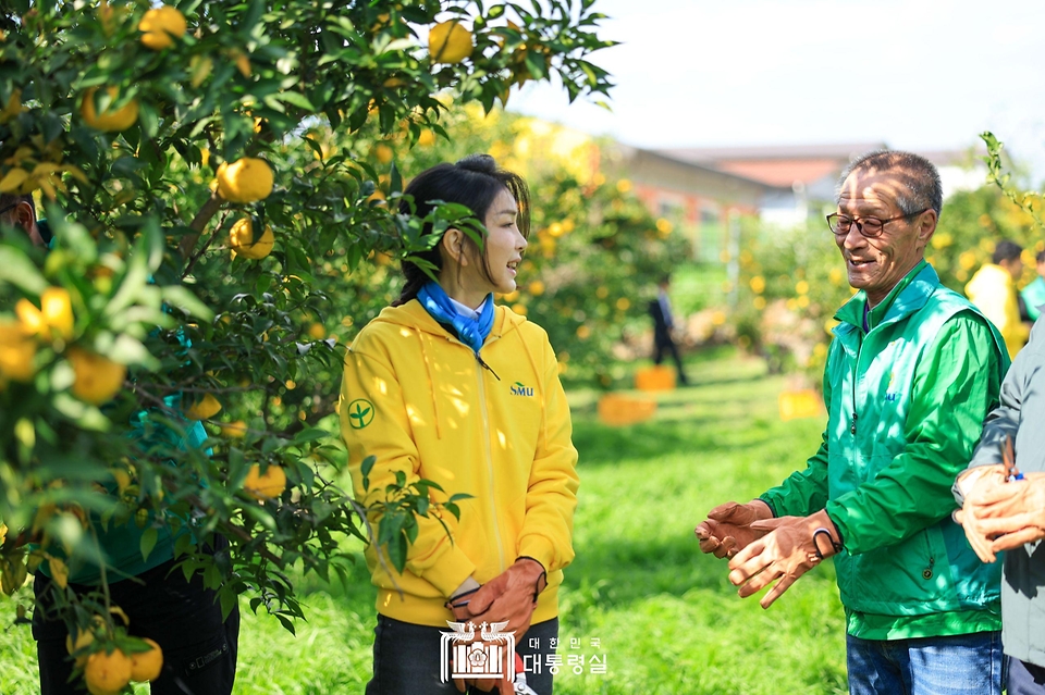 김건희 여사가 7일 전남 고흥군 유자체험농장에 방문해 관계자와 대화하고 있다.