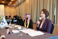 이영 중소벤처기업부 장관이 7일 서울 강남구 SC컨벤션센터에서 사미 빈 이브라힘 알후사이니(Sami bin Ibrahim Alhussaini) 사우디 중소기업청장과 ‘한-사우디 중소기업·스타트업 협력 로드맵’ 수립 방안에 대해 논의하고 있다.