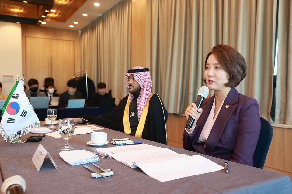 이영 중소벤처기업부 장관이 7일 서울 강남구 SC컨벤션센터에서 사미 빈 이브라힘 알후사이니(Sami bin Ibrahim Alhussaini) 사우디 중소기업청장과 ‘한-사우디 중소기업·스타트업 협력 로드맵’ 수립 방안에 대해 논의하고 있다.