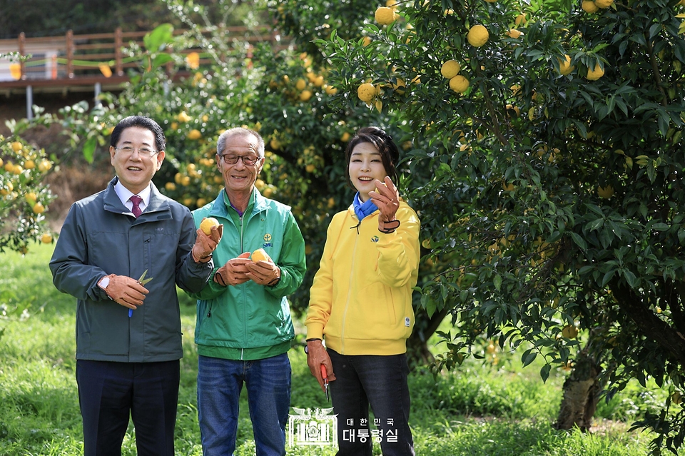 김건희 여사가 7일 전남 고흥군 유자체험농장에 방문해 관계자들과 기념촬영을 하고 있다.