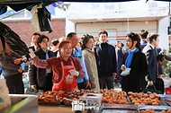 김건희 여사가 7일 전남 순천시 아랫장 전통시장을 방문해 상인과 대화하고 있다.