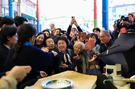 김건희 여사가 7일 전남 순천시 아랫장 전통시장을 방문해 시민들과 인사하고 있다.