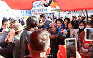 김건희 여사가 7일 전남 순천시 아랫장 전통시장을 방문해 시민들과 셀카를 찍고 있다.