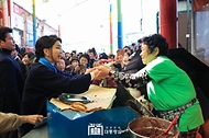 김건희 여사가 7일 전남 순천시 아랫장 전통시장을 방문해 상인과 인사하고 있다.