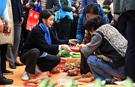 김건희 여사가 7일 전남 순천시 아랫장 전통시장을 방문해 농산물을 구매하고 있다.