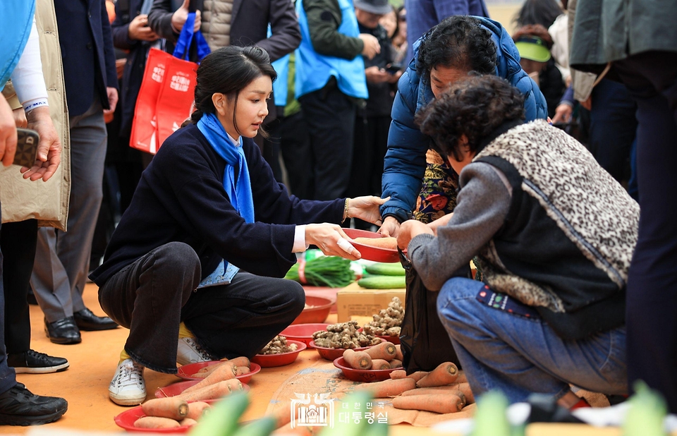 김건희 여사가 7일 전남 순천시 아랫장 전통시장을 방문해 농산물을 구매하고 있다.