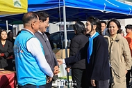 김건희 여사가 7일 전남 순천시 아랫장 전통시장을 방문해 관계자들과 대화하고 있다.