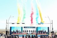 한덕수 국무총리가 8일 전북 군산시 새만금 지구에서 열린 ‘새만금 산단 3·7 공구 착공식’에서 참석자들과 착공을 알리는 퍼포먼스를 하고 있다.