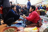 김건희 여사가 7일 전남 순천시 아랫장 전통시장을 방문해 상인과 인사하고 있다.