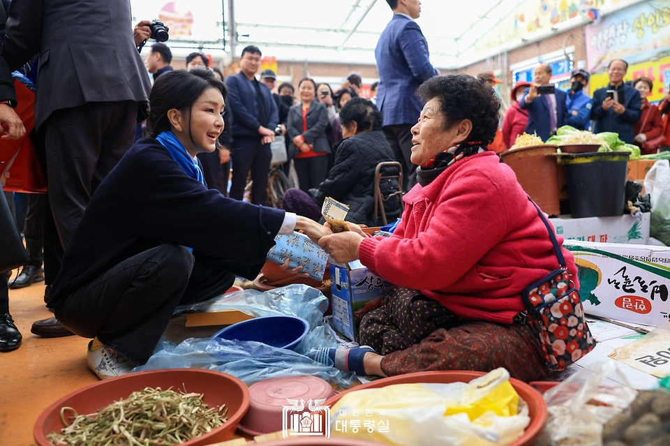 김건희 여사가 7일 전남 순천시 아랫장 전통시장을 방문해 상인과 인사하고 있다.