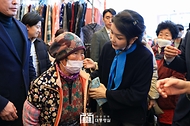김건희 여사가 7일 전남 순천시 아랫장 전통시장을 방문해 상인을 격려하고 있다.