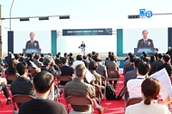 한덕수 국무총리가 8일 전북 군산시 새만금 지구에서 열린 ‘새만금 산단 3·7 공구 착공식’에 참석해 축사를 하고 있다.