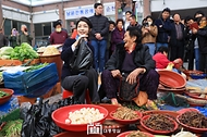 김건희 여사가 7일 전남 순천시 아랫장 전통시장을 방문해 농산물을 구매하고 있다.