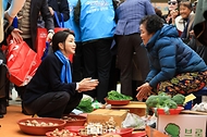 김건희 여사가 7일 전남 순천시 아랫장 전통시장을 방문해 상인과 대화하고 있다.