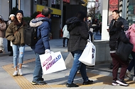 <p>‘2023 코리아세일페스타(이하 코세페)’ 시작을 하루 앞둔 10일 오후 서울 중구 명동거리에서 관광객들이 국내 최대 규모의 쇼핑 행사에 참석하고 있다. 코세페는 이달 30일까지 역대 최대인 2천 500여곳에서 총 20일간 진행된다.&nbsp;</p>