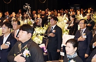 조재호 농촌진흥청장이 7일 경기 수원시 농민회관에서 열린 ‘한국농촌지도자회 창립 76주년 기념식’에 참석해 국기에 대한 경례를 하고 있다.