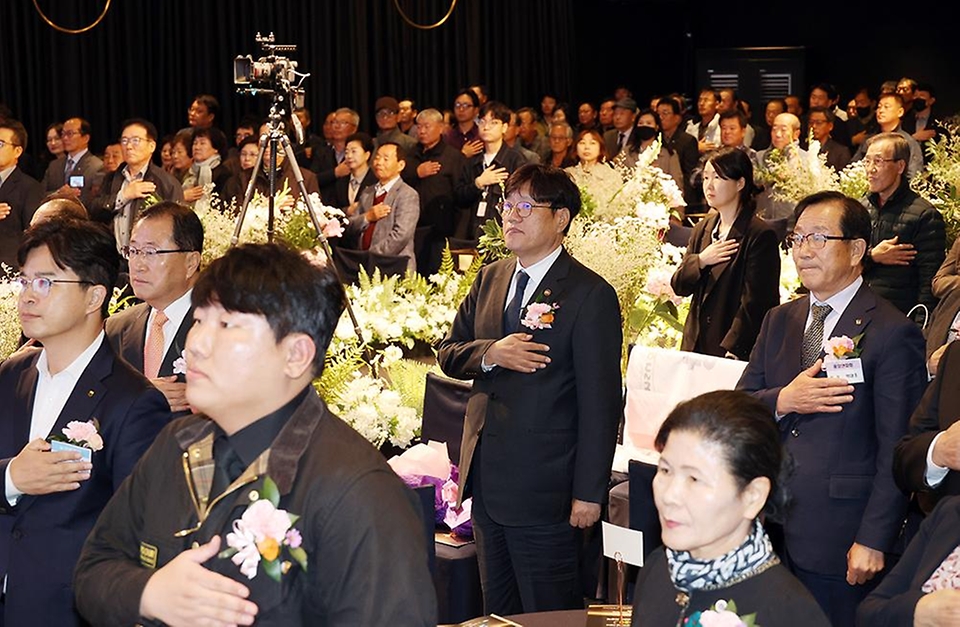 조재호 농촌진흥청장이 7일 경기 수원시 농민회관에서 열린 ‘한국농촌지도자회 창립 76주년 기념식’에 참석해 국기에 대한 경례를 하고 있다.