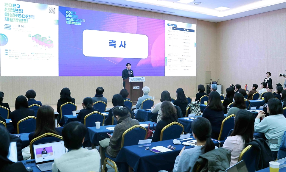 장영진 산업통상자원부 1차관이 10일 서울 강남구 한국과학기술회관에서 열린 ‘산업현장 여성 기술개발(R&D) 인력 채용박람회’에 참석해 축사를 하고 있다.