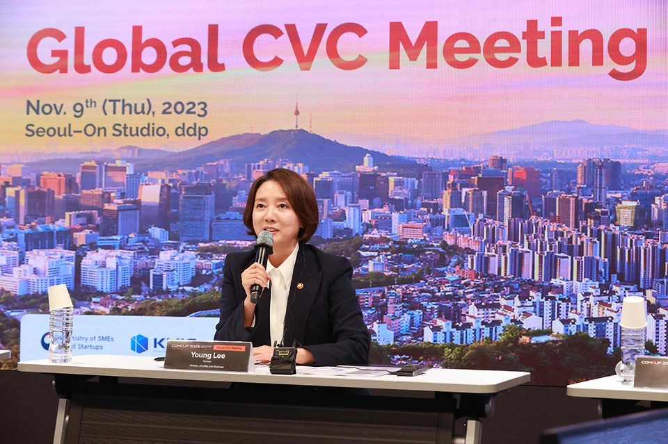 이영 중소벤처기업부 장관이 9일 서울 중구 동대문디자인플라자에서 열린 ‘2023 글로벌 CVC 컨퍼런스’의 글로벌 CVC(Corporate Venture Capital, 기업주도형 벤처캐피탈) 간담회에 참석해 발언하고 있다.