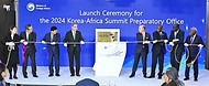 박진 외교부 장관이 13일 서울 종로구 외교부 청사에서 열린 ‘2024 한-아프리카 정상회의 준비기획단 현판 제막식 및 기념 오찬’에서 현판의 가림막을 벗겨 내고 있다.