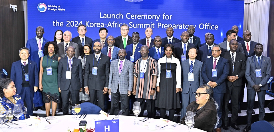 박진 외교부 장관이 13일 서울 종로구 외교부 청사에서 열린 ‘2024 한-아프리카 정상회의 준비기획단 현판 제막식 및 기념 오찬’에서 참석자들과 기념촬영을 하고 있다.