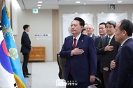 윤석열 대통령이 14일 서울 용산구 대통령실 청사에서 열린 ‘제47회 국무회의’에서 국기에 대한 경례를 하고 있다.