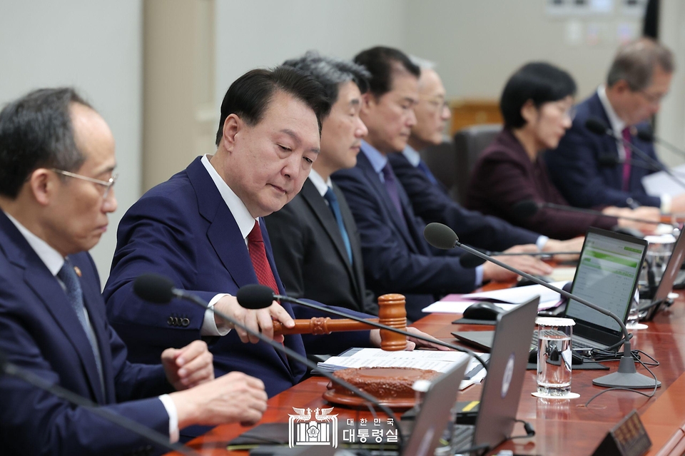 윤석열 대통령이 14일 서울 용산구 대통령실 청사에서 열린 ‘제47회 국무회의’에 참석하고 있다.