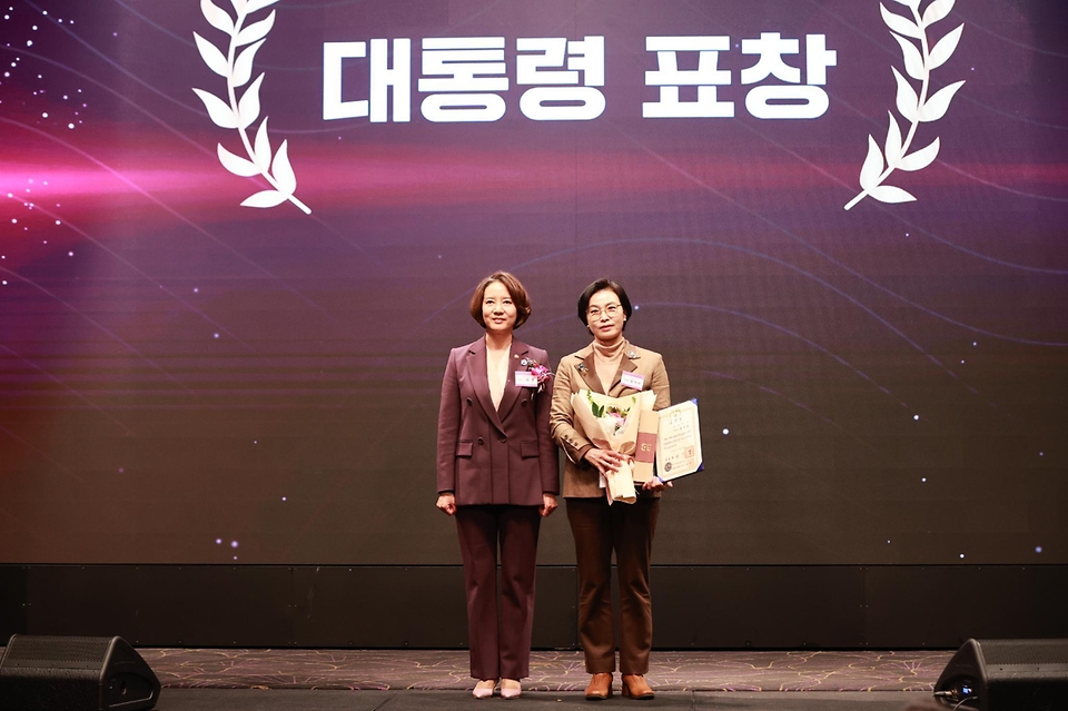 이영 중소벤처기업부 장관이 13일 서울 서초구 엘타워에서 열린 ‘2023 여성벤처 주간행사’에서 송미란 (주)바이저 대표에게 대통령 표창을 수여한 뒤 기념촬영을 하고 있다.