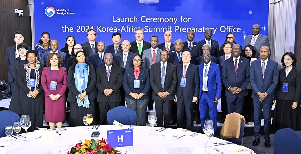 박진 외교부 장관이 13일 서울 종로구 외교부 청사에서 열린 ‘2024 한-아프리카 정상회의 준비기획단 현판 제막식 및 기념 오찬’에서 참석자들과 기념촬영을 하고 있다.