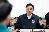 원희룡 국토교통부 장관이 14일 서울 구로구 코레일 수도권철도차량정비단 구로차량사업소에서 열린 ‘빈대 확산 방지를 위한 철도시설 방제 현장점검’에 앞서 관련 간담회에서 발언하고 있다.