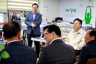 조규홍 보건복지부 장관이 27일 서울 동대문구 답십리3동 경로당을 방문해 어르신들의 건의사항을 듣고 있다.