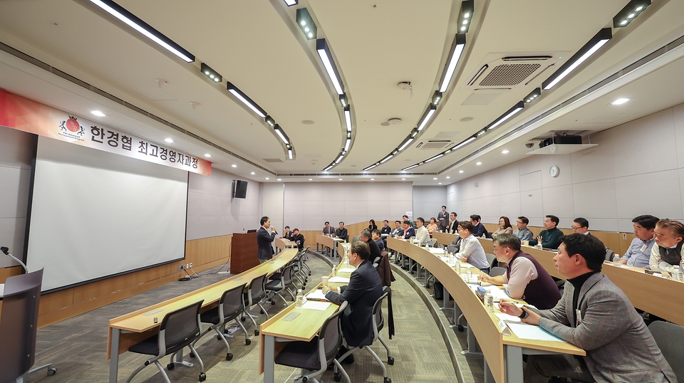 박민식 국가보훈부 장관이 14일 오후 서울시 여의도 FKI타워 컨퍼런스센터에서 열린 ‘한경협 최고경영자과정 특강’에 참석하여 제87기 한경협 최고경영자과정 교육생들 대상으로 특강을 하고 있다.