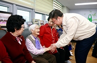 조규홍 보건복지부 장관이 27일 서울 동대문구 답십리3동 경로당을 방문해 어르신들에게 인사를 드리고 있다.