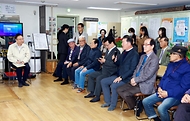 조규홍 보건복지부 장관이 27일 서울 동대문구 답십리3동 경로당을 방문해 어르신들의 건의사항을 듣고 있다.