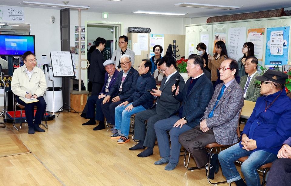 조규홍 보건복지부 장관이 27일 서울 동대문구 답십리3동 경로당을 방문해 어르신들의 건의사항을 듣고 있다.