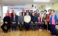 조규홍 보건복지부 장관이 27일 서울 동대문구 답십리3동 경로당을 방문해 어르신들과 기념촬영을 하고 있다.
