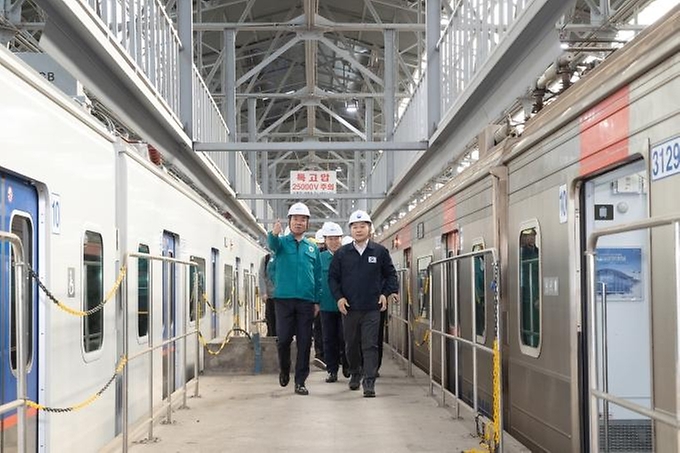 원희룡 국토교통부 장관이 14일 서울 구로구 코레일 수도권철도차량정비단 구로차량사업소에서 열린 ‘빈대 확산 방지를 위한 철도시설 방제 현장점검’에서 관계자의 설명을 들으며 현장을 둘러보고 있다.