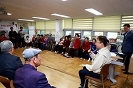조규홍 보건복지부 장관이 27일 서울 동대문구 답십리3동 경로당을 방문해 어르신들과 대화하고 있다.