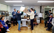 조규홍 보건복지부 장관이 27일 서울 동대문구 답십리3동 경로당을 방문해 지원 물품을 전달하고 있다.