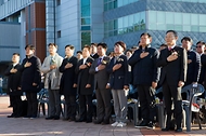 이종호 과학기술정보통신부 장관이 13일 경북 경산시 대구대학교에서 열린 ‘경산 이노베이션 아카데미 개소식’에 참석해 국기에 대한 경례를 하고 있다.