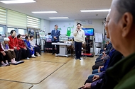 조규홍 보건복지부 장관이 27일 서울 동대문구 답십리3동 경로당을 방문해 인사말을 하고 있다.