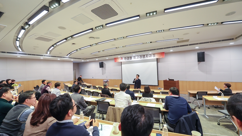 박민식 국가보훈부 장관이 14일 오후 서울시 여의도 FKI타워 컨퍼런스센터에서 열린  ‘한경협 최고경영자과정 특강’에 참석하여 제87기 한경협 최고경영자과정 교육생들 대상으로 특강을 하고 있다.