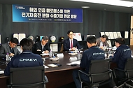 진종욱 산업통상자원부 국가기술표준원장이 14일 전기차충전기 전문업체인 서울 서초구 대영채비를 방문해 관계자로부터 회사 운영현황 및 애로사항을 청취하고 있다.