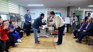조규홍 보건복지부 장관이 27일 서울 동대문구 답십리3동 경로당을 방문해 경로당 냉난방비 및 양곡비 지원금을 전달하고 있다.