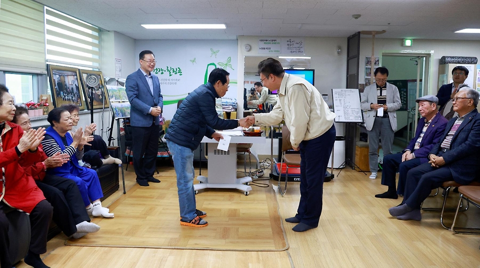조규홍 보건복지부 장관이 27일 서울 동대문구 답십리3동 경로당을 방문해 경로당 냉난방비 및 양곡비 지원금을 전달하고 있다.
